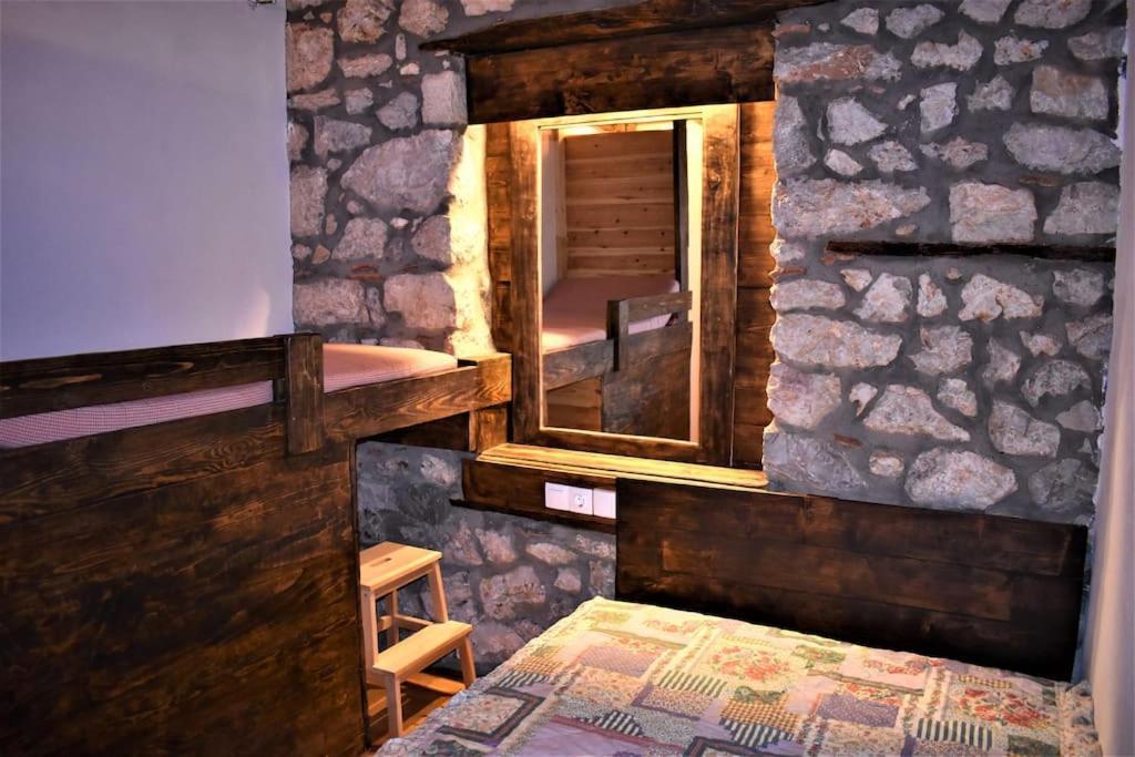 μικρή πέτρινη μεζονέτα 2 Lilaia