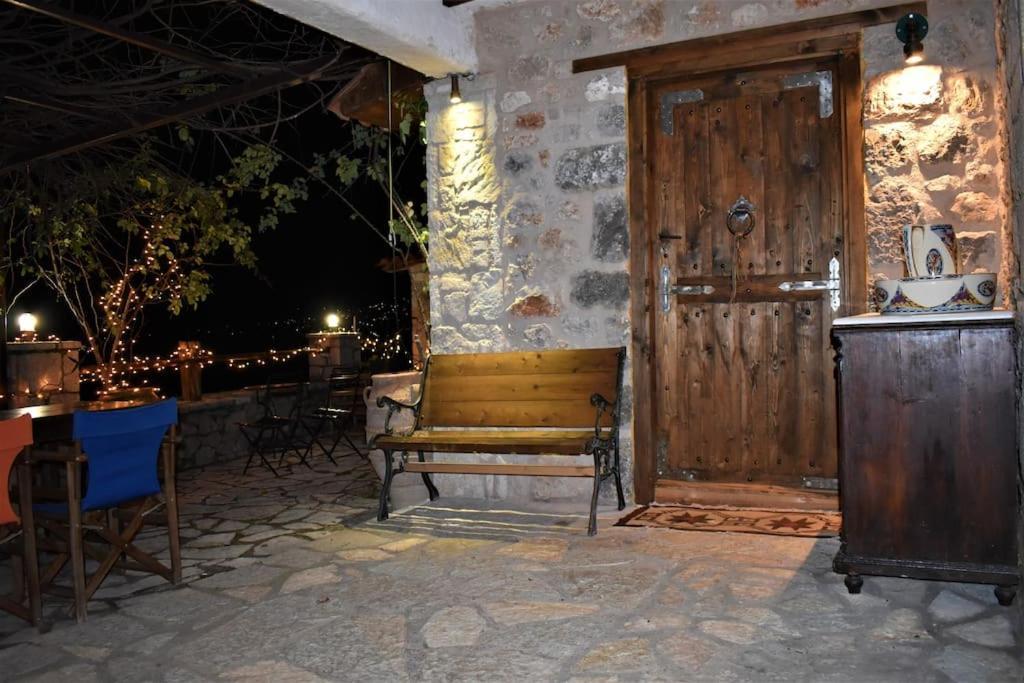 μικρή πέτρινη μεζονέτα 2 *