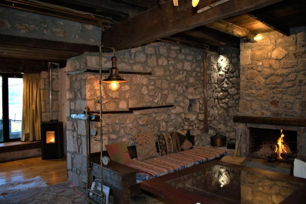 μικρή πέτρινη μεζονέτα 2 * Lilaia